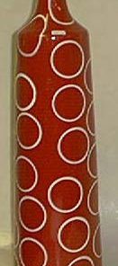 Vase, rød med hvite sirkler