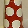 Vase, rød med hvite prikker