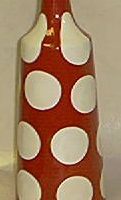Vase, rød med hvite prikker